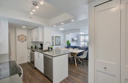 Downtown Vancouver Condo | Modern 2BR/2BA Retreat King Bed Desk Views