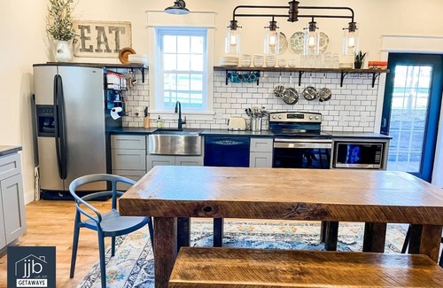 Loudonville House | Modern 2BR/2BA with hot tub, pool table, cornhole, fire pit—your perfect Mohican base!