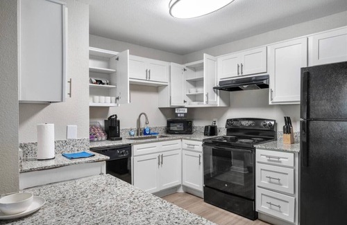Pleasant Valley Apartment | Modern 2BR/2BT King Suite| 5 Min to D-Town Austin