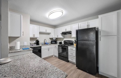 Pleasant Valley Apartment | Modern 2BR/2BT King Suite| 5 Min to D-Town Austin
