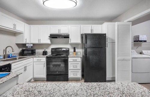 Pleasant Valley Apartment | Modern 2BR/2BT King Suite| 5 Min to D-Town Austin