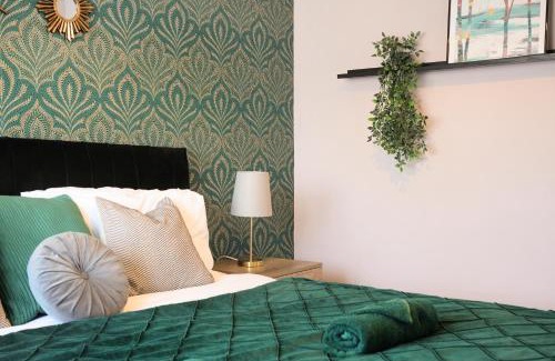 Aylesbury House | Modern 2BR Aylesbury Home, Sleeps 4, Parking, Work, Leisure, Friendly