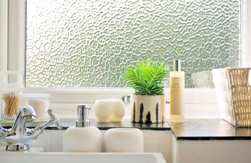 Aylesbury House | Modern 2BR Aylesbury Home, Sleeps 4, Parking, Work, Leisure, Friendly