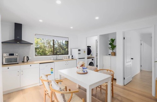 Upper Coomera House | Modern 2BR Home | Spacious Yard & Ample Parking