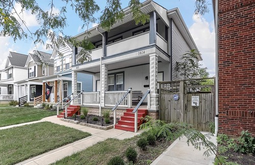 Franklin Park House | Modern❤️2BR near DT, 8 min walk to Franklin Park/Conservatory/Trolley District