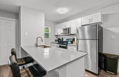 North University Apartment | Modern 2BR Near UT Hyde Park Evonify