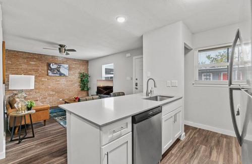 Hyde Park Apartment | Modern 2BR Near UT | Hyde Park | Evonify 7497