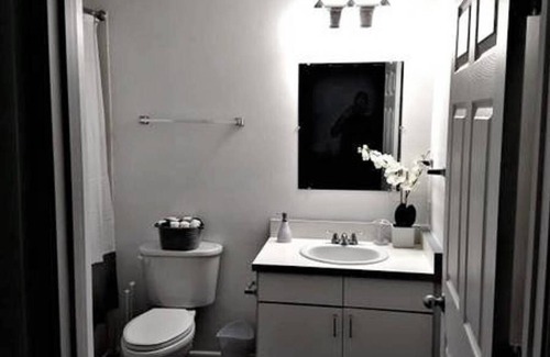 The Garden District Apartment | Modern 2BR Oak Flower Getaway by Navore