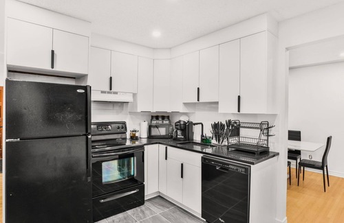 Northwest Calgary House | Modern 2BR Suite W/King Beds & Remote Workspace close to Zoo and Downtown