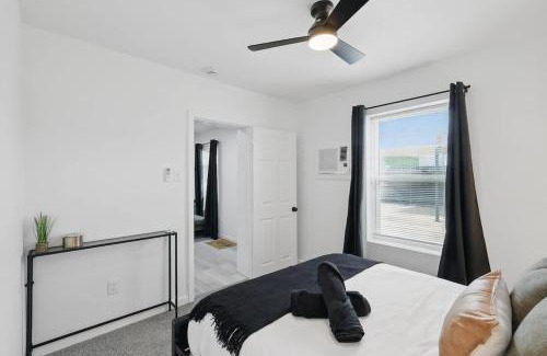 Haltom City Apartment | Modern 2BR Unit 3 Hot Tub
