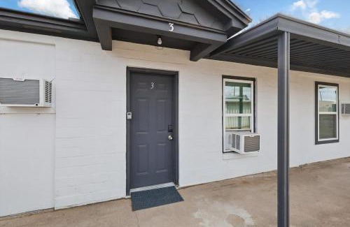 Haltom City Apartment | Modern 2BR Unit 3 Hot Tub