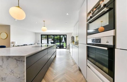 Hersham House | Modern 3-4 Bed Entire Home, 35 mins to London