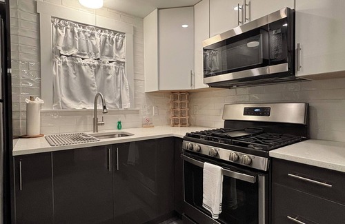 West Street - River Street Apartment | Modern 3 Bd Oasis, Convenient city living w/parking