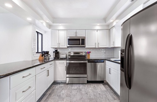 Siesta Key Condo | Modern 3 Bed/2.5 bath Gulf Side Condo Steps from Siesta Key Village and Beach!