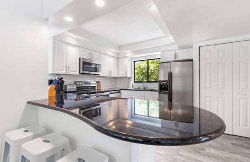 Siesta Key Condo | Modern 3 Bed/2.5 bath Gulf Side Condo Steps from Siesta Key Village and Beach!