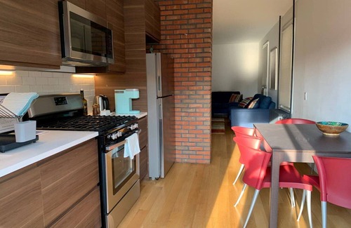 Queens Apartment | Modern 3 bed/2 bath Apt with on free onsite parking. 5 miles from Manhattan