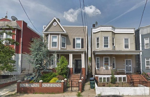 Queens Apartment | Modern 3 bed/2 bath Apt with on free onsite parking. 5 miles from Manhattan