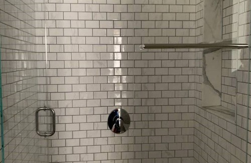 Queens Apartment | Modern 3 bed/2 bath Apt with on free onsite parking. 5 miles from Manhattan