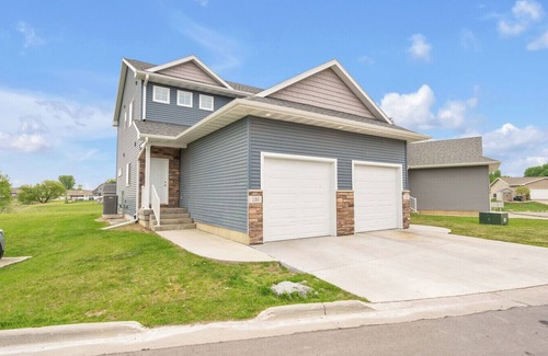 Washburn House | Modern 3 Bed/3.5 Bath Townhome Near Lost Island Water/Theme Park