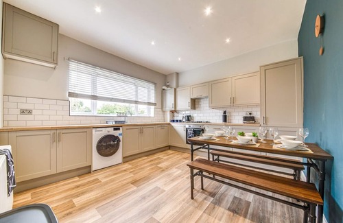 Thurnscoe House | Modern 3 bed, home from home with free parking