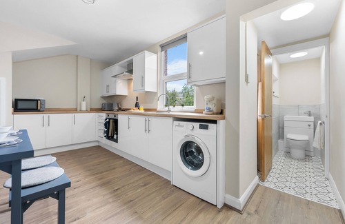Coventry House | Modern 3 bed home ideally located close to Coventry City Centre, w/parking nnnn