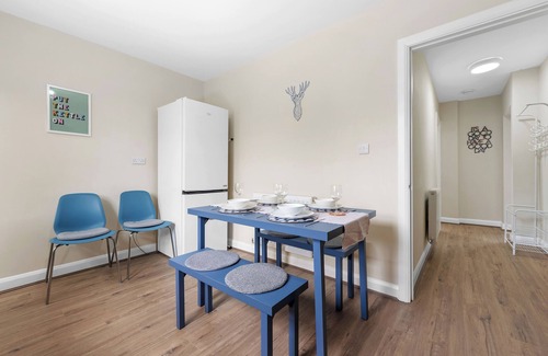 Coventry House | Modern 3 bed home ideally located close to Coventry City Centre, w/parking nnnn