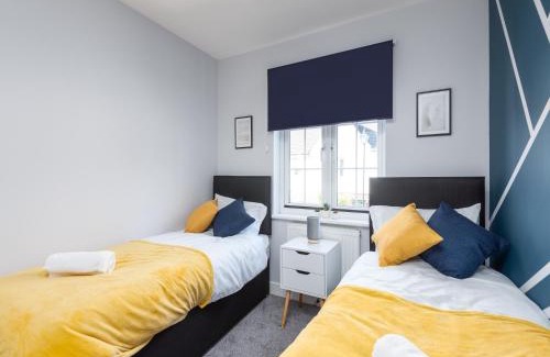 Ashford House | Modern 3 Bed House For 5- City Central - Parking