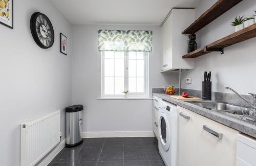 Ashford House | Modern 3 Bed House For 5- City Central - Parking