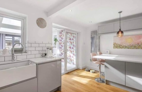 Shoscombe House | Modern 3 bed Sleeps 6 with Hot tub