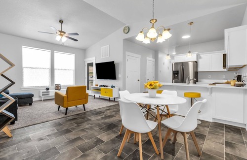 Snowbird Condo | Modern 3 Bedroom Condo, Nestled in a Prime Location. Pets Permitted.