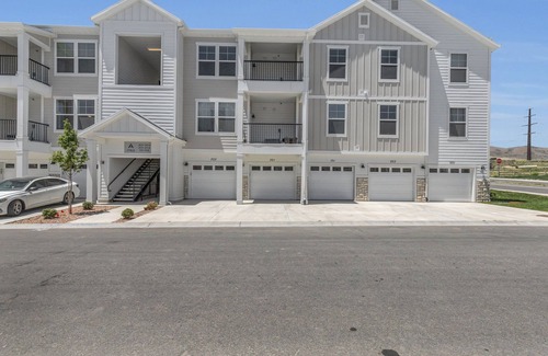 Snowbird Condo | Modern 3 Bedroom Condo, Nestled in a Prime Location. Pets Permitted.