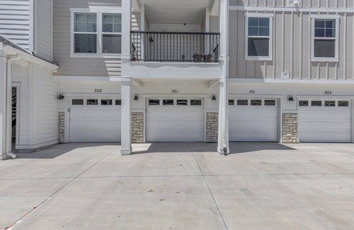 Snowbird Condo | Modern 3 Bedroom Condo, Nestled in a Prime Location. Pets Permitted.