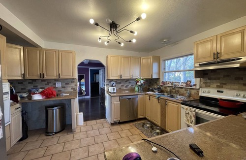 Elwood House | Modern 3 bedroom 2 bath cozy home with full basement