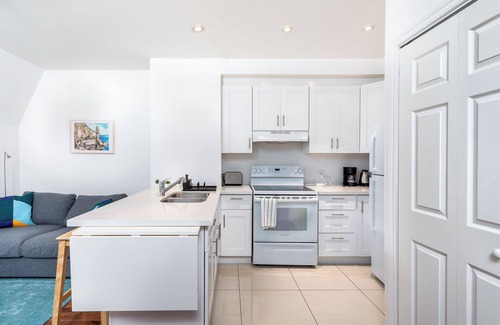 Shaughnessy Village Condo | Modern 3-bedroom condo in downtown Montreal – Walk to shops & attractions!