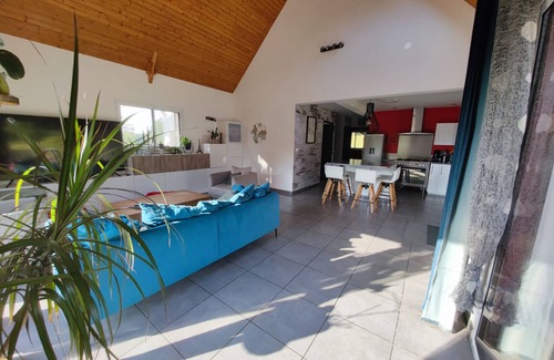 Hemonstoir House | Modern 3-bedroom country house with stable and horses