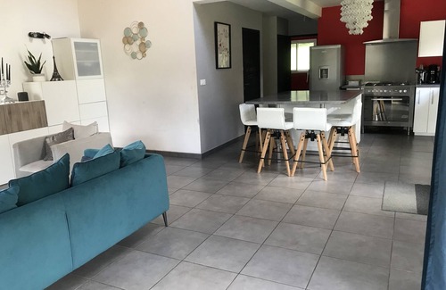Hemonstoir House | Modern 3-bedroom country house with stable and horses