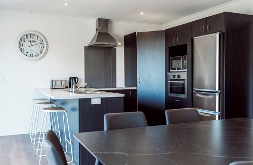 Rewa House | Modern 3 Bedroom Guesthouse in New Plymouth. Rural outlook so close to the city