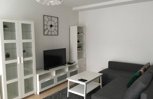 Hollerich Apartment | Modern 3 Beds In Convenient Location - Parking
