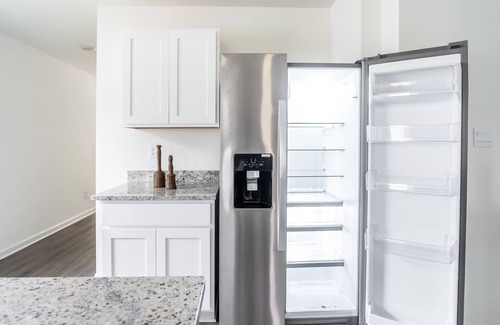 Gonzales House | Modern 3-br 2bth house w/WiFi & AC in heart of Gonzales, next to Baton Rouge