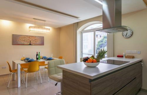 Swieqi Apartment | Modern 3 BR Apartment close to Paceville and Beach