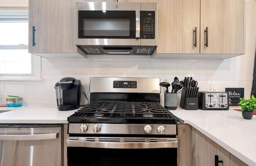 Pilsen Apartment | Modern 3 BR Apt - 5 Mins to Downtown Sleeps 10