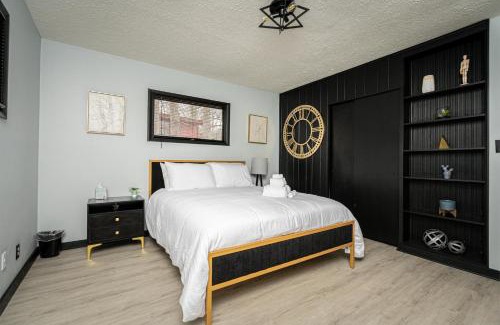 Lawrence House | Modern 3 BR home w hot tub movie room dog park