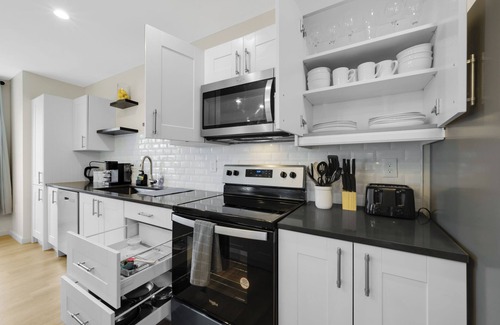 Bloomfield House | Modern 3-Floor Townhome | 5BR | Spacious & Stylish Stay