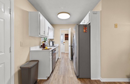 Senoia House | Modern 3 King beds + Rocking Chair Front Porch & Back Patio. Near downtown!