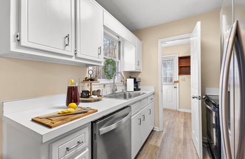 Senoia House | Modern 3 King beds + Rocking Chair Front Porch & Back Patio. Near downtown!