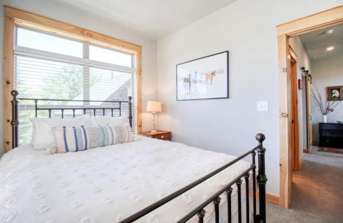 Granby House | Modern 3bd cabin in Edgewater