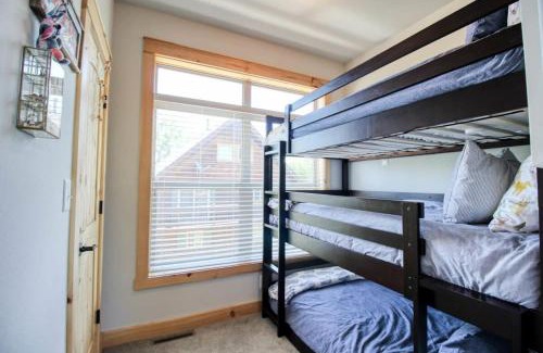 Granby House | Modern 3bd cabin in Edgewater