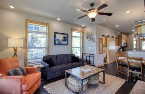 Granby House | Modern 3bd cabin in Edgewater