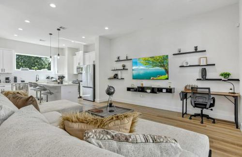 South Central Houston House | Modern 3BD Retreat I Near Hotspots I Sleeps 12