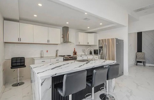 Cleveland House | Modern 3BR Home | Yard, Pet OK, BBQ Grill & Free Parking